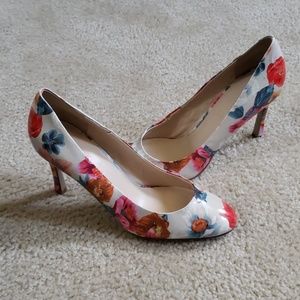 Nine west floral pump